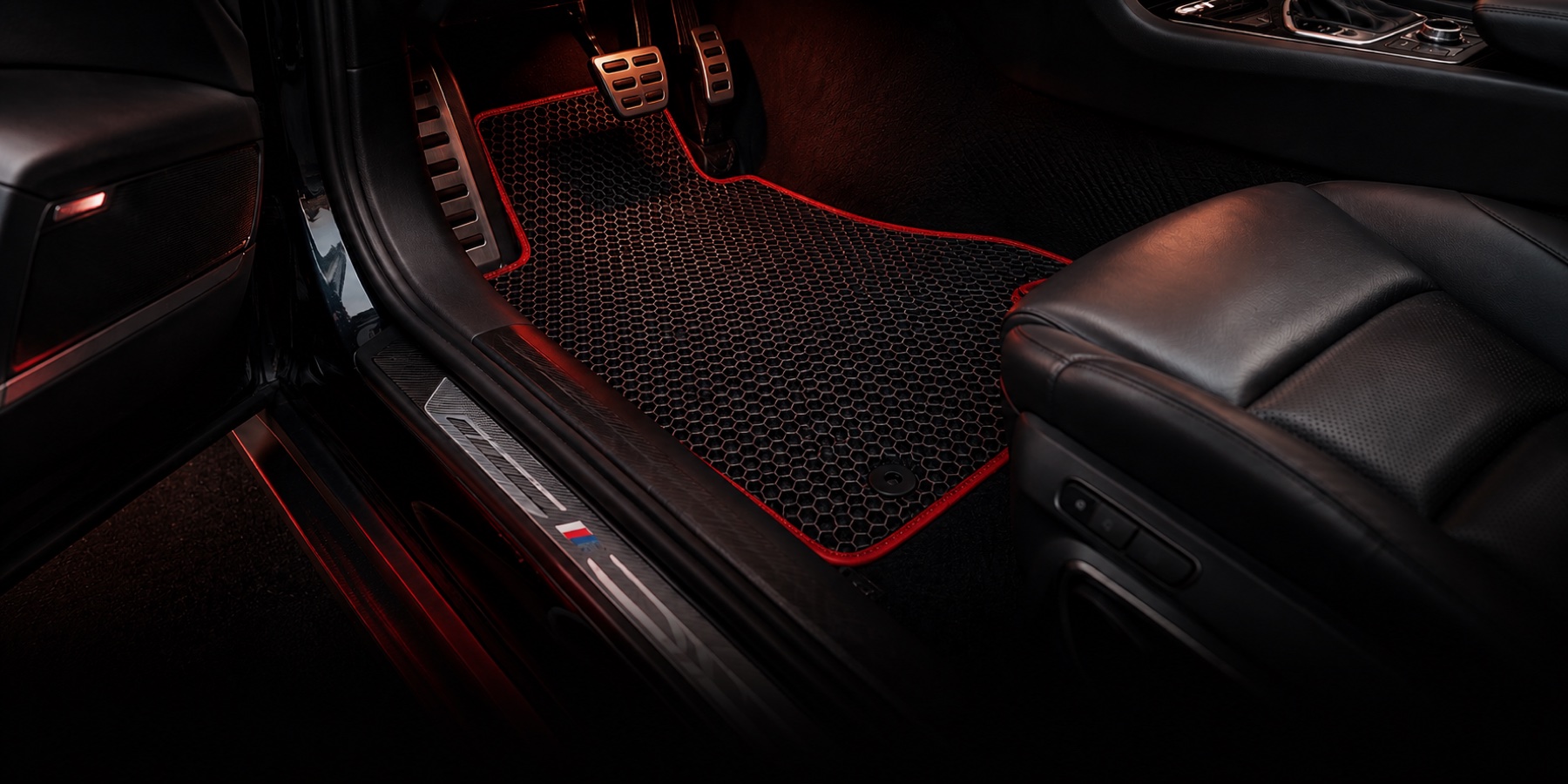 Interior de coche con alfombrillas RACSTARS a medida
