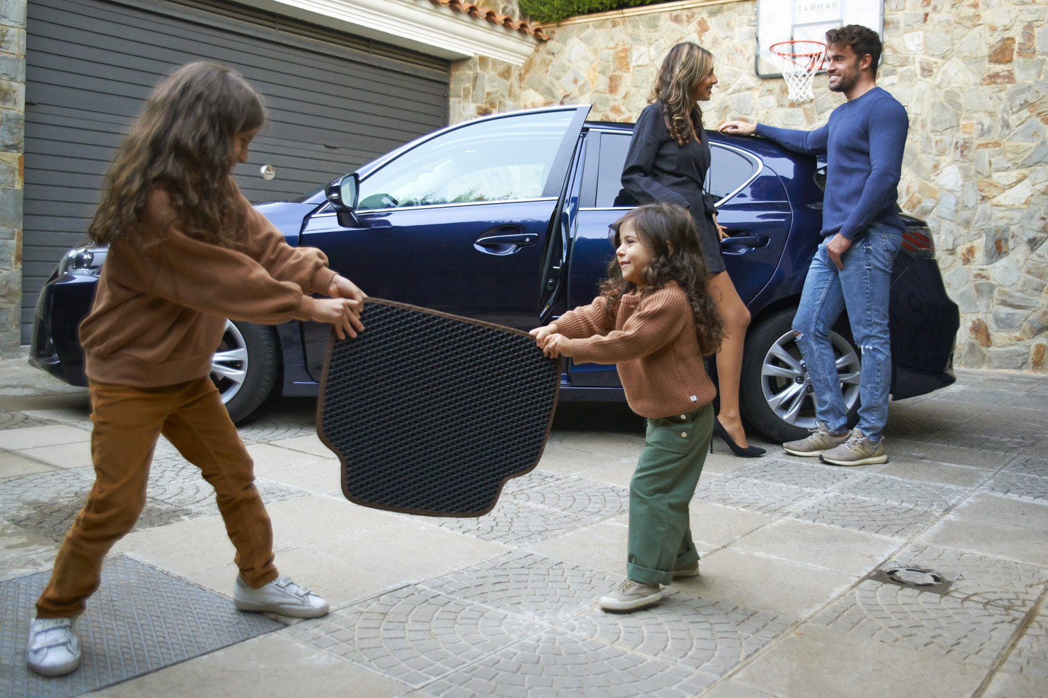 Familia con su coche y las alfombrillas RACSTARS